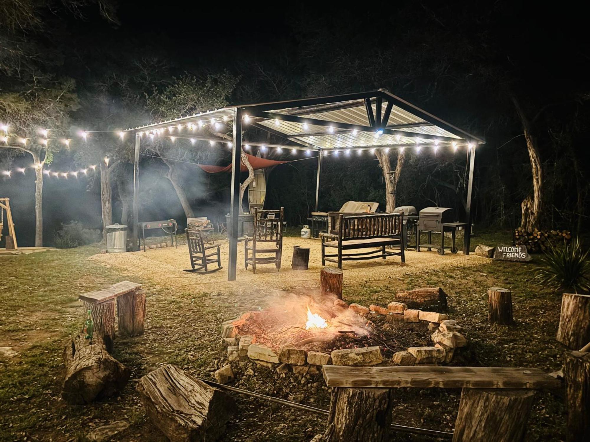 Tiny House - Our Little Piece Of Paradise Lakehills 外观 照片